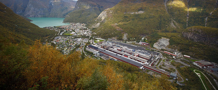 Bilde av Årdal metallverk sett fra 400 meter.