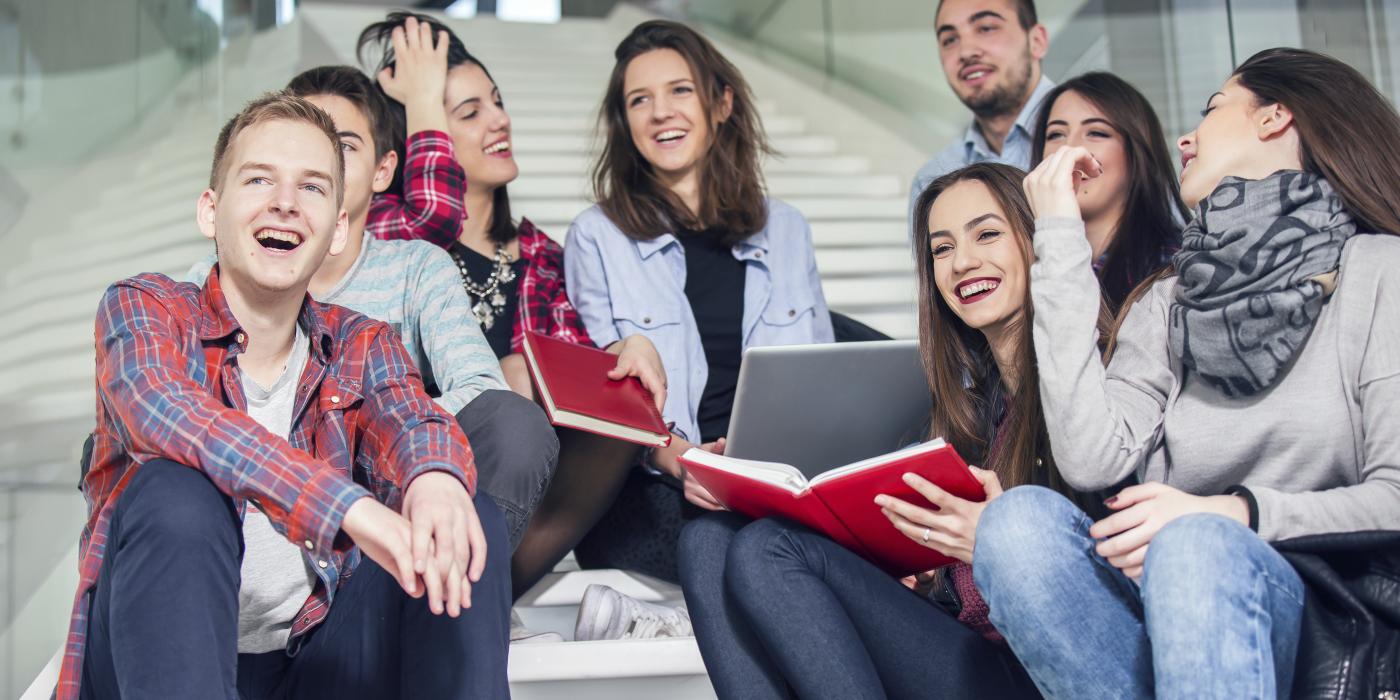 Studenter sittende på trapp