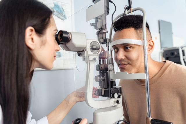 optiker scanner en kundes øye